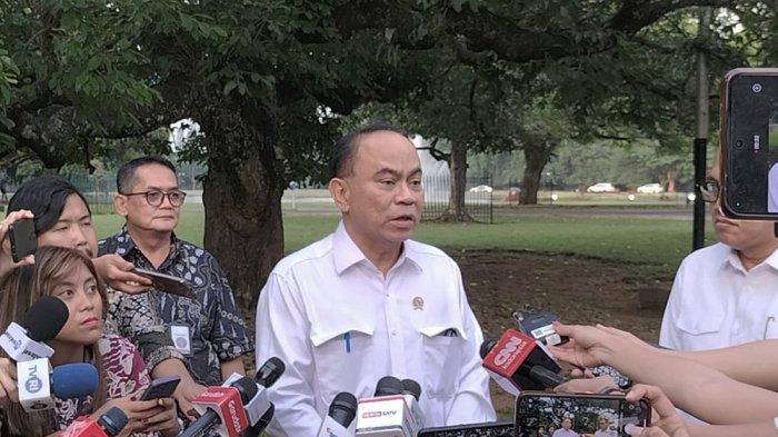Menteri Koperasi (Menkop) Budi Arie Setiadi mengatakan Presiden Prabowo ingin program makan bergizi gratis dipasok bahan pangan lokal, bukan impor. Hal itu disampaikan usai rapat terbatas di Istana Kepresidenan Bogor Jawa Barat, Jumat (3/1/2024).