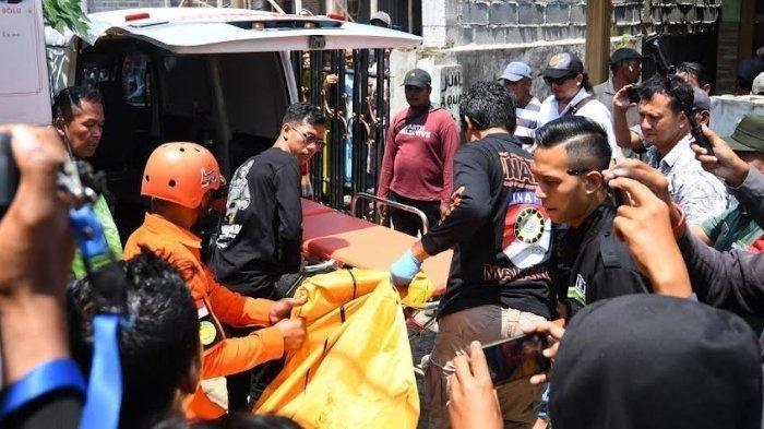 Petugas membawa jenazah korban satu keluarga diduga bunuh diri di Kecamatan Pakis Kabupaten Malang, Jawa Timur, Selasa (12/12/2023). Korban pasangan suami istri W (38), SL (35) dan putrinya berinisial AKE (13). Belum diketahui motif satu keluarga mengakhiri hidupnya.