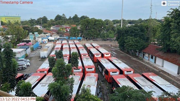 Bus Transjakarta banyak yang terbengkalai dibiarkan begitu saja.