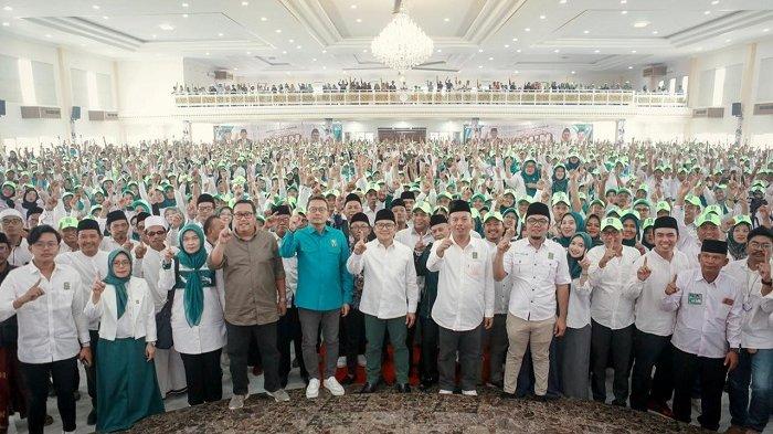 Calon Wakil Presiden Muhaimin Iskandar atau Cak Imin melakukan konsolidasi dengan ribuan kader penggerak Tempat Pemungutan Suara (TPS) di GOR Bintang Maruli Karawang Timur, Kabupaten Karawang pada Minggu (26/11/2023).