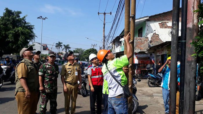 Camat Kebayoran Lama Sayid Ali bersama PLN dan Satpol PP Jakarta Selatan, menertibkan 20 pedagang kaki lima (PKL) di kawasan Pasar Kebayoran Lama yang terbukti mencuri listrik.