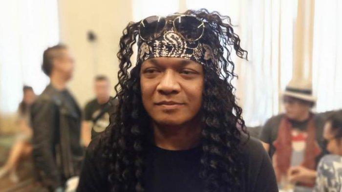 Candil, bekas vokalis Band The Seurieus, kini sedang menyiapkan album baru bersama Band The Rockalisasi. Candil berbincang di kawasan Kemang, Jakarta Selatan, Selasa (17/9/2019).