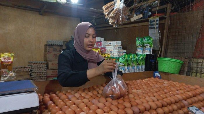 Harga telur ayam negeri saat ini naik cukup tinggi. Kenaikan tersebut sudah sebulan, tanpa ada intervensi dari pemerintah. 