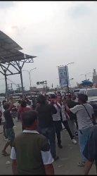 Cabup Bekasi Dani Ramdan didorong warga saat kampanye di Pasar Induk Cibitung, Jumat (15/11/2024).