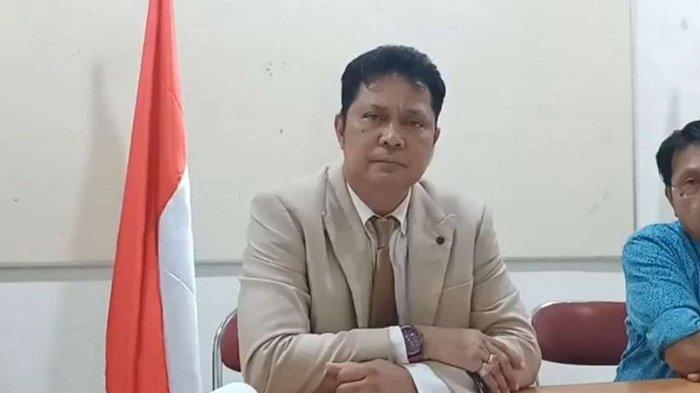 Kuasa hukum Ketua RW 06 Kelurahan Pluit ST (72), Daniel Tourino Voll saat ditemui di Sekretariat RW 06, Pluit, Penjaringan, Jakarta Utara pada Jumat (11/8/2023). © KOMPAS.com/BAHARUDIN AL FARISI