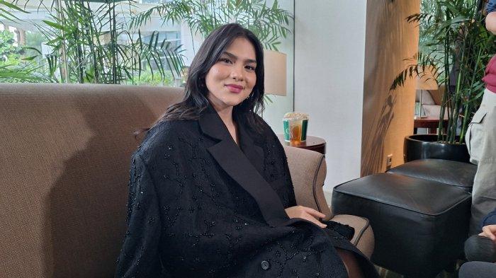 JADI PELAKOR - Davina Karamoy kembali menjadi pelakor dalam film baru berjudul Dendam Malam Kelam, ia merusak rumah tangga Arya Saloka yang berperan sebagai Jefri.
