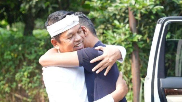 Dedi Mulyadi bersama Fahmi Husaeni (26) suami yang dikhianati istrinya, Anggi Anggraeni (22) sehari setelah menikah. Anggi yang menghilang selama dua pekan diketahui indehoi dengan mantan pacarnya, pria asal Jakarta berinisial AL di Bandung, Jawa Barat.