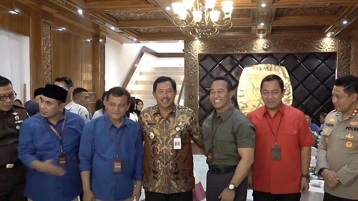 Pj Gubernur Jateng Nana Sudjana saat acara deklarasi kampanye damai bersama dua paslon Cagub dan Cawagub Jateng.(DOK. Pemprov Jateng)