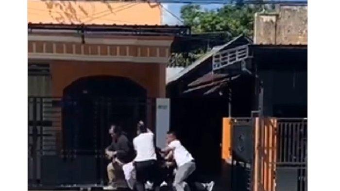 MAHASISWA DEMO WAPRES -- Kunjungan kerja Wakil Presiden Republik Indonesia, Gibran Rakabuming Raka, ke Kota Blitar disambut dengan aksi protes dari sejumlah mahasiswa pada Rabu 19Juni 2025, siang hari. Saat iring-iringan Wapres melintas, terlihat ada beberapa mahasiswa membentangkan poster berisi kritik yang menyentil janji pemerintah dan isu dinasti politik.