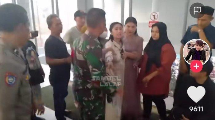 Dewi Perssik berteriak sembari marah-marah kepada Ketua RT 06 Lebak Bulus, Malkan dalam mediasi di lantai dua Masjid Babul Khoirot, Cilandak, Jakarta Selatan pada Kamis (29/6/2023) sore.