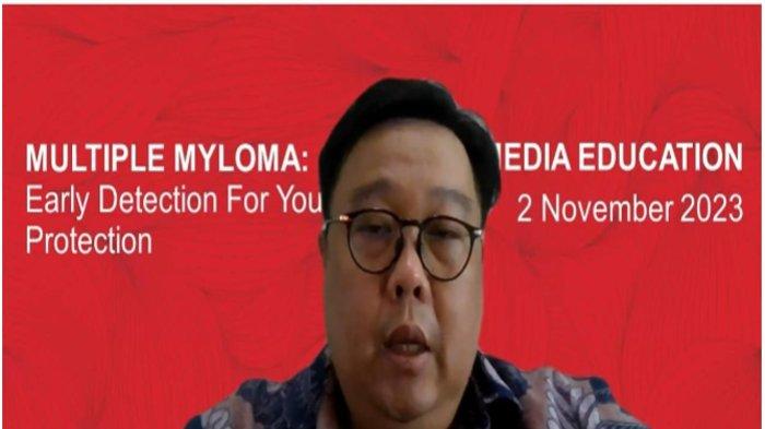 Dokter Spesialis Penyakit Dalam, Konsultan Hematologi Onkologi Medik, dr. Ralph Girson Gunarsa Sp.PD-KHOM, menjelaskan tentang gejala dan pentingnya memahami dan melakukan pemeriksaan kanker darah Multiple Myeloma, dalam webinar Multiple Myeloma: Early Detection for Your Protection oleh Johnson & Johnson Indonesia, Kamis (2/11/2023).
