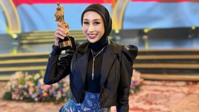 dr. Reza Gladys meraih penghargaan kategori Doctor Entrepreneur in Digital Marketing Strategy dalam ajang R.A Kartini Award 2024, pada Jumat (28/6/2024) lalu.