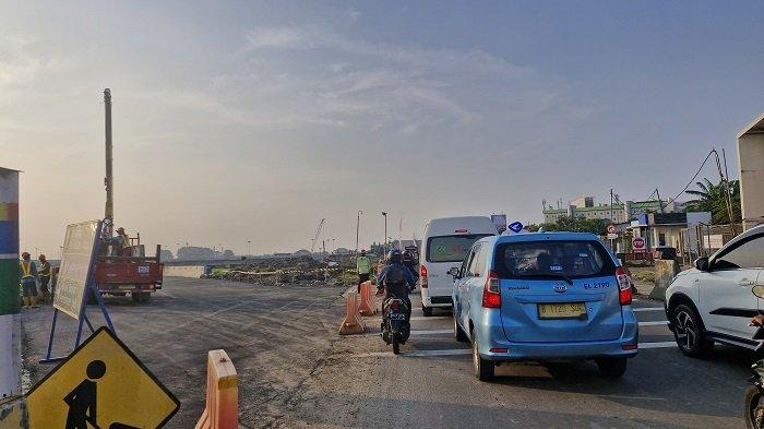 Pembangunan Jembatan Little Semanggi atau East Flyover mulai dirampungkan di Jalur Parimeter Selatan, Benda, Kota Tangerang, Banten.