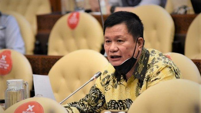 Anggota Komisi IV DPR RI dari Fraksi PKB, Edward Tannur, terpukul atas ulah putra kesayangannya Ronald Tannur yang membunuh sang pacar, Dini Sera Afrianti di Surabaya.