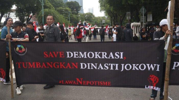 Orator menyampaikan orasi dalam aksi demo hasil pilkada di KPU Kecamatan Ngasem