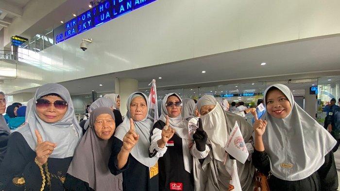Emak-emak warga Medan yang mengenakan gamis putih dan hitam bersiap menyambut kedatangan calon presiden nomor urut 1, Anies Rasyid Baswedan, di Bandara Internasional Kualanamu, Medan, Sumatra Utara, Minggu (3/12/2/2023). (Foto: Yolanda Putri Dewanti)