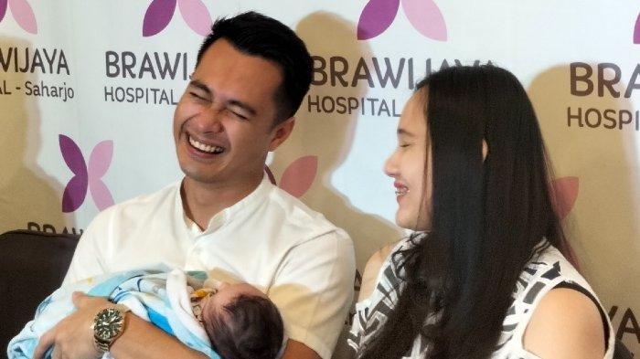 Bintang sinetron Eza Gionino, bersama sang istri Meiza Aulia Chorita.