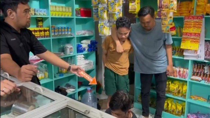 FA, pembunuh paman di Pamulang ditangkap polisi. Dia tak kabur sehingga memudahkan polisi mencokoknya. Dia tega membunuh karena sakit hati. 