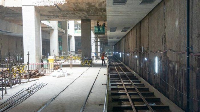 Pekerja konstruksi sedang membangun fase 2A MRT Jakarta yang menhuungkan Stasiun Bundaran HI hingga Kota sepanjang 5,8 kilometer, pada Jumat (28/7/2023)