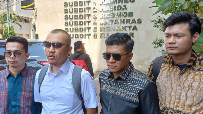 Fatih, ayah Sultan Rifat Alfatih, mendatangi Polda Metro Jaya, Kamis (24/8/2023), untuk menjalani pemeriksaan kasus anaknya yang terjerat kabel milik Bali Tower.