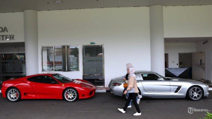 Mobil supercar milik tersangka Pengusaha Harvey Moeis berada di Gedung Kejaksaan Agung, Jakarta, Jumat (26/4/2024). Kejaksaan Agung menyita dua mobil Ferrari yakni Ferrari 360 Challenge Stradale dan Ferrari 458 Speciale serta satu Mercedes-Benz SLS AMG AT milik Harvey Moeis imbas kasus korupsi Tata Niaga Timah di wilayah Izin Usaha Pertambangan (IUP) PT Timah tahun 2015-2022. TRIBUNNEWS/IRWAN RISMAWAN (TRIBUNNEWS/IRWAN RISMAWAN)