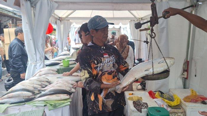 Para pedagang bandeng Imlek di festival Bandeng Rawa Belong, Jakarta Barat, Senin (27/1/2025)