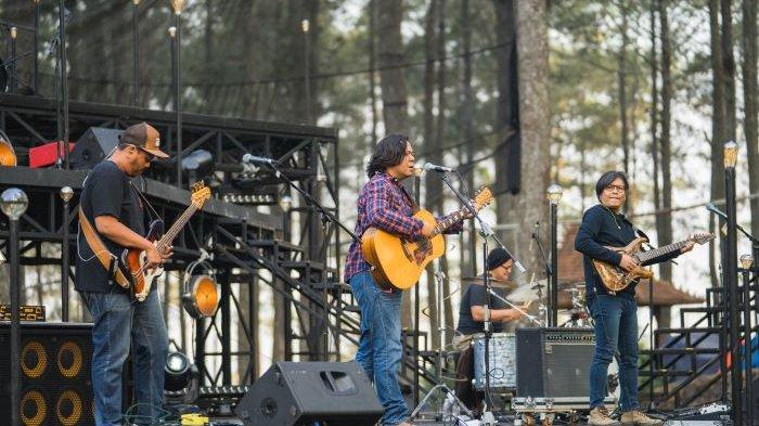 Band Float saat beraksi di Forestra yang digelar di Orchid Forest Cikole, Bandung, Jawa Barat, pada 28 September 2019.