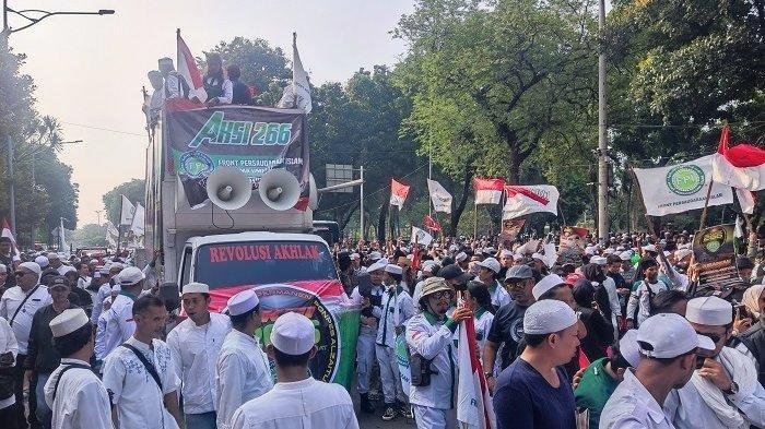 Massa aksi Front Persaudaraan Islam (FPI) bergerak ke Kemenko Polhukam setelah berdemo di Kemenag, Senin (26/6/2023). Mereka menuntut pemerintan membubarkan Ponpes Al-Zaytun.