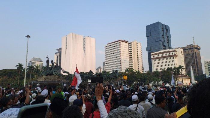 Front Persaudaraan Islam (FPI) menggelar aksi unjuk rasa di Kantor Kementerian Agama dan Kementerian Politik, Hukum, dan HAM (Kemenkopolhukam), Gambir, Jakarta Pusat pada Senin (26/6/2023). 