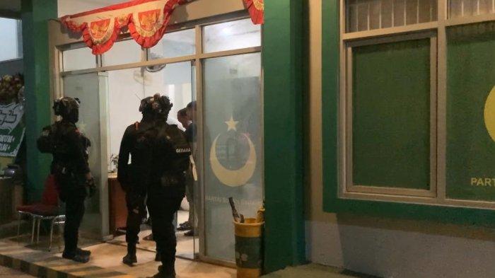 Tim Gegana Brimob Polda Metro Jaya mendatangi dan mengamankan Kantor DPP Partai Bulan Bintang (PBB) di kawasan Pancoran, Jakarta Selatan, Jumat (20/9/2024) jelang tengah malam ini. Berdasarkan pantauan Wartakotalive.com di lokasi sekira pukul 23.00 WIB, tampak dua mobil Gegana terparkir di area depan kantor yang merupakan markas partai atau PBB. Anggota Gegana terlihat bersiaga di luar maupun dalam kantor DPP PBB. Belum diketahui pasti maksud datangnya anggota Gegana dan bersiaga di Kantor DPP PBB tersebut.