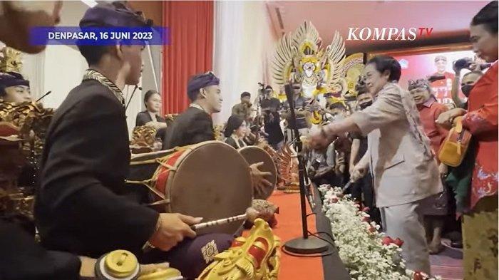 Momen Megawati Beri Contoh Memukul Kendang Pemain Gamelan di Bali
