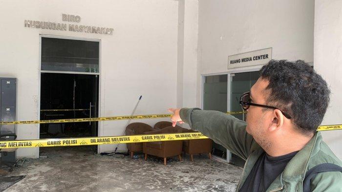 KEBAKARAN KEMENTERIAN ATR - Garis polisi terpasang di depan ruangan Biro Hubungan Masyarakat (Humas) Kementerian ATR/BPN, Kebayoran Baru, Jakarta Selatan. Kebakaran terjadi pada Sabtu (8/2/2025) tengah malam, saat kantor kosong.