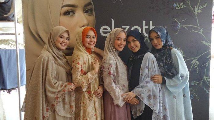 Koleksi busana muslim terbaru Gayatri dari Elzatta
