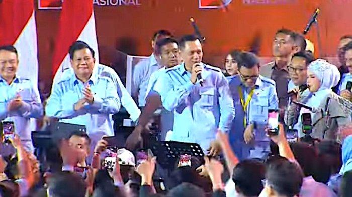 Acara deklarasi Gerakan Solidaritas Nasional diwarnai menyanyi joget bersama Presiden Prabowo dan para menteri di Arena Indonesia, GBK Senayan, Sabtu (2/11/2024)