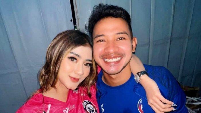 Pasangan Ghea Youbi dan pesepakbola Gian Zola di Stadion Kanjuruhan, Malang, Jawa Timur, Sabtu (1/10/2022).