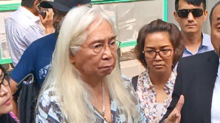 Musisi Gideon Tengker geram setelah Rieta Amalia yang kini menjadi mantan istrinya itu mangkir saat sidang digelar di Pengadilan Negeri Jakarta Selatan, Kamis (20/7/2023). Sidang tersebut digelar setelah Gideon Tengker menggugat perdata Rieta Amalia terkait perkara perebutan harta bersama senilai Rp 300 miliar.