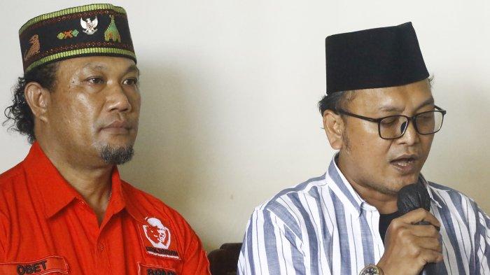 Aktivis sekaligus Politisi PSI HM Guntur Romli saat konferensi pers terkait kehadiran Prabowo Subianto ke DPP PSI di Bakoel Koffie, Cikini, Jakarta Pusat, Sabtu (5/8/2023). Muhammad Guntur Romli menyatakan keluar dari Partai Solidaritas Indonesia (PSI). Keputusan itu diambil Guntur setelah melihat sinyal kedekatan partainya itu dengan calon presiden dari Partai Gerindra, Prabowo Subianto.