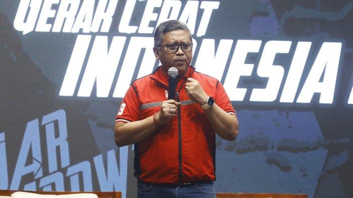 Sekjen PDI Perjuangan Hasto Kristiyanto berpidato saat pelatihan juru kampanye Ganjar Pranowo di Jakarta, Senin (17/7/2023). Pelatihan itu bertujuan untuk memantapkan komunikasi politik para juru kampanye untuk memenangkan Ganjar Pranowo pada Pemilu Presiden 2024.