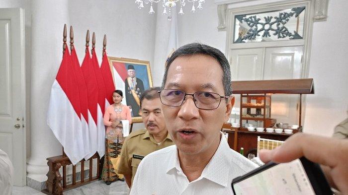 Pj Gubernur DKI Jakarta Heru Budi Hartono mendapat kritik halus dari Anies Baswedan.
