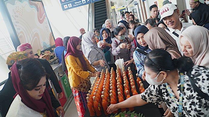 PERAYAAN HUT JAKARTA - Suasana perayaan HUT ke-498 Jakarta turut terasa di moda transportasi LRT Jabodebek. Pada Senin (23/6/2025), Stasiun Dukuh Atas BNI menjadi lokasi utama penyelenggaraan berbagai kegiatan bernuansa budaya Betawi yang disiapkan khusus untuk pengguna LRT. (Warta Kota/Yulianto)
