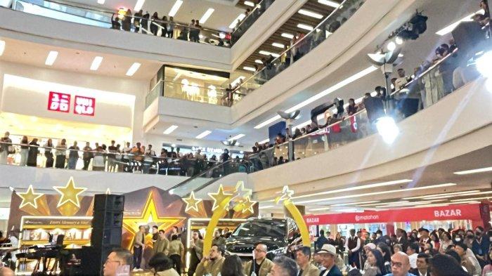 HUT MAL CIPUTRA - 32 tahun Mal Ciputra Jakarta yang bertemakan 'Shining Like A Stars'. Dengan bintang tamu penyanyi Lyodra Ginting pada Rabu (26/2/2025). Mal tampak penuh dengan pengunjung hingga membludak (foto : Nuri Yatul Hikmah)