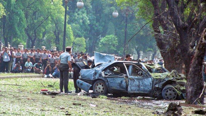 Polisi memeriksa ledakan bom di kediaman Duta Besar Filipina Leonides Caday di Jalan Imam Bonjol, Jakarta,  31 Agustus 2000.