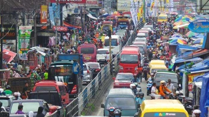 Ilustrasi - Pemkot Depok menggelar pasar tumpah di Jalan Naming D Bothin jelang lebaran.