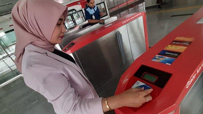 ILUSTRASI Penggunaan kartu Jaklingko dan JakCard dalam pembayaran angkutan publik.