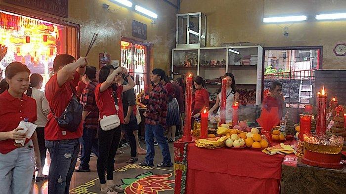 Umat Buddha melakukan sembahyangan di Vihara Amurva Bhumi, Setiabudi, Jakarta Selatan saat perayaan Imlek, Rabu (29/1/2025)