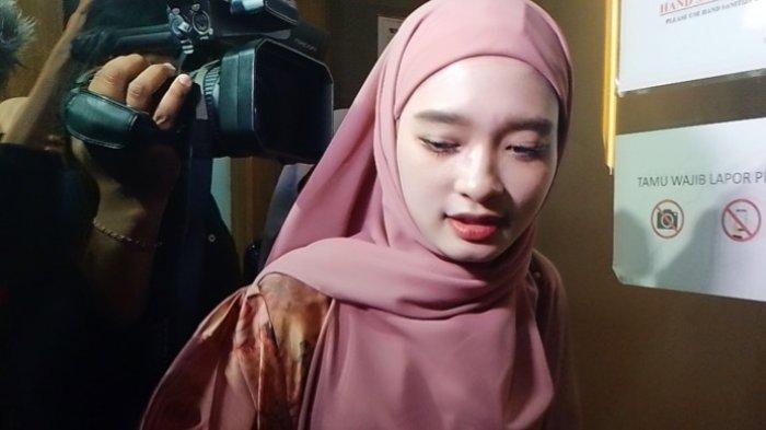 Inara Rusli mendatangi Polda Metro Jaya, Semanggi, Jakarta Selatan, Kamis (13/7/2023). Inara Rusli tidak banyak bicara saat tiba dan bergegas menuju ruang penyidik Direktorat Reserse Kriminal Khusus (Ditreskrimsus) Polda Metro Jaya.