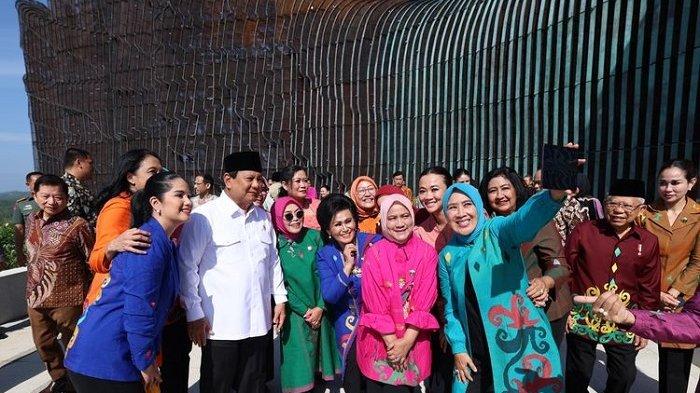 Pertahanan (Menhan) Prabowo Subianto berswafoto bersama istri Presiden Jokowi, Iriana, dan para istri menteri usai sidang kabinet paripurna terakhir di Istana Garuda, Ibu Kota Negara (IKN) Nusantara, Kalimantan Timur, Jumat (13/9/2024).(Tim Media Prabowo Subianto)
