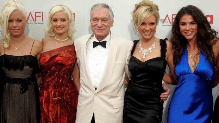 Hugh Hefner semasa hidup saat memamerkan istri mudanya.