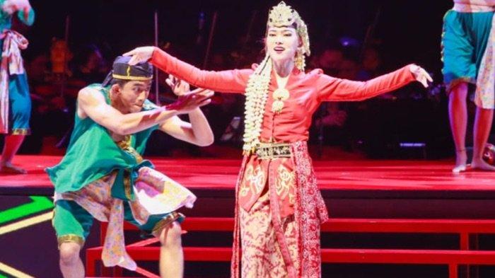 Penyanyi Isyana Sarasvati tampil ciamik diatas panggung Pagelaran Sabang Merauke Pahlawan Nusantara, Jumat (18/8/2023). Pagelaran Sabang Merauke Pahlawan Nusantara digelar mewah dan meriah di JIXpo Theater, Kemayoran, Jakarta Pusat. Isyana Sarasvati yang memakai busana daerah nan indah memesona itu menyanyikan lagu Melati Suci ciptaan Guruh Soekarno Putra dan Bubuy Bulan dari Jawa Barat.