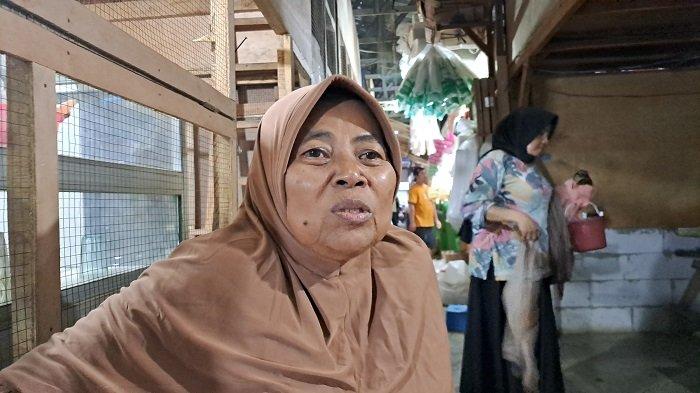 Iyot, pedagang kopi di Pasar Tanah, Jakarta Pusat, bangga melihat prestasi anaknya, Deni Iskandar.